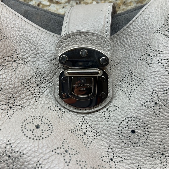 Louis Vuitton L Mahina Blanc - Picture 4 of 17